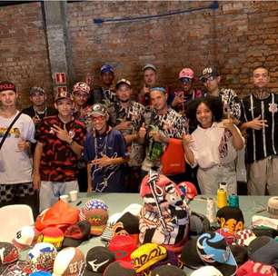 Jovens ganham grana fazendo bonés de crochê nas periferias
