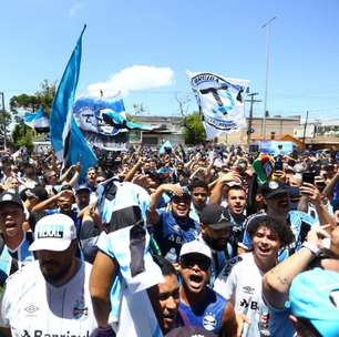 Suárez chega a Porto Alegre e é recebido com festa por torcedores