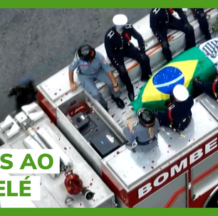 Cortejo com corpo de Pelé pelas ruas de Santos atrai multidão