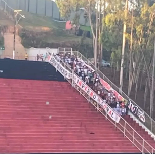 Coordenador do Santa Cruz critica espaço para torcida no Barradão: "Parecia um curral"