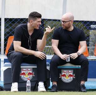 Ex-jogador alemão, Mario Gomez visita treino do Bragantino desta sexta-feira