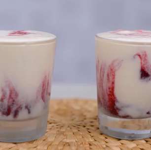Frozen de iogurte caseiro com calda de frutas