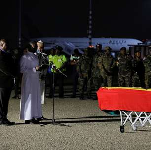 Corpo de jogador de futebol morto em terremoto na Turquia chega na capital de Gana