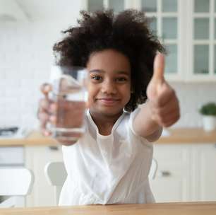 O que fazer para incentivar a criança a beber água