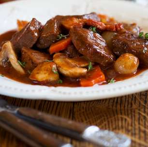 Bouef bourguignon: carne de panela na pressão com legumes