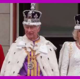 Rei Charles III e rainha Camilla acenam para o público na varanda do Palácio de Buckingham