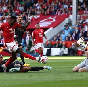 Arsenal joga mal, perde para Nottingham Forest e dá adeus ao título da Premier League