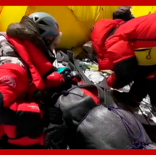Guia salva alpinista ao carregá-lo nas costas por 6 horas em 'zona da morte' no Everest