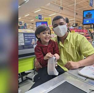Caixa encanta mãe ao permitir que seu filho autista acionasse a esteira de produtos e passasse o cartão