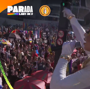 Gragqueen canta hino da comunidade LGBT+ e emociona multidão