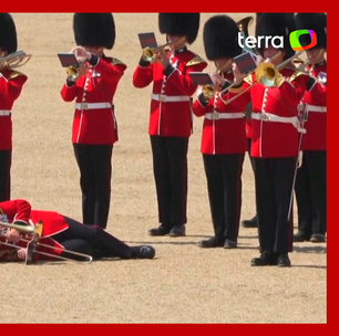 Guardas reais desmaiam durante desfile para inspeção do príncipe William em Londres
