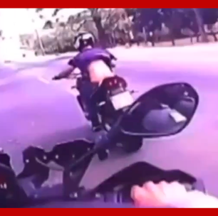 Policial sobe em calçada em alta velocidade durante perseguição a motociclista em Goiás