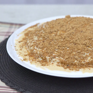 Bolo de fubá recheado com paçoca
