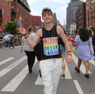 Astro de 'Stranger Things' participa de primeira Parada LGBT+ após assumir sexualidade