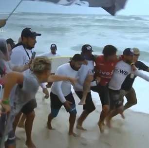 Filipe Toledo sofre lesão durante WSL Saquarema e sai amparado por seguranças