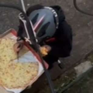 Vídeo de motoboy comendo pizza do cliente gera revolta, mas não da maneira correta