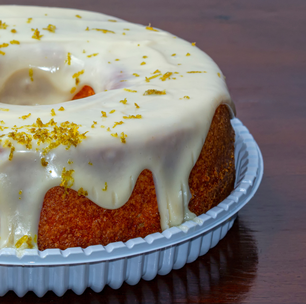 Faça um bolo de limão vegano com raspas de limão