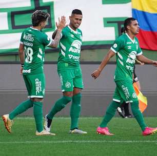 Chapecoense vence o CRB e deixa a zona de rebaixamento na Série B