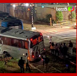 Veja o momento em que trem da Supervia e onibus colidem no Rio de Janeiro