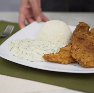 Receita de peixe à milanesa com molho de espinafre