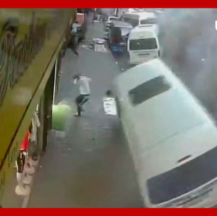 Câmera de segurança registra o momento da explosão que destruiu rua em Joanesburgo