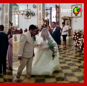 Filipinos se casam mesmo com igreja inundada após passagem de tufão
