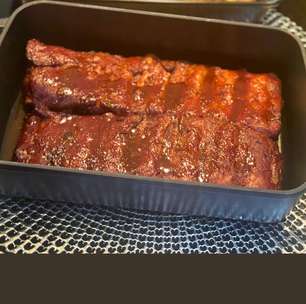 Costelinha de porco no forno que descola do osso, suculenta
