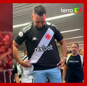 Torcida do Vasco lota aeroporto com festa para receber Payet no RJ