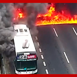 Ônibus pega fogo, e passageiros correm para escapar das chamas em Buenos Aires