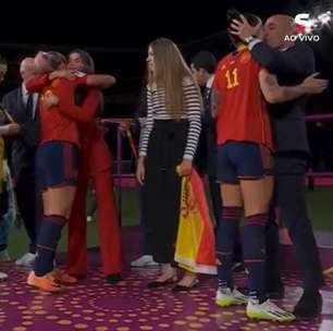 Beijo de presidente da Federação Espanhola em jogadora após título da Copa do Mundo feminina causa polêmica