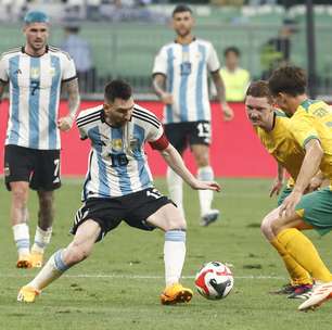 Torcedores fazem fila para comprar pedaço de grama de estádio onde Messi jogou