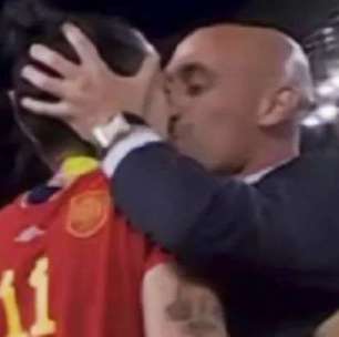 Fifa abre processo contra dirigente que beijou jogadora espanhola à força