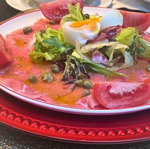 Carpaccio com salada, ovo perfeito e molho: leve e rápida