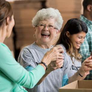 Fazer voluntariado na velhice ajuda a evitar o declínio mental