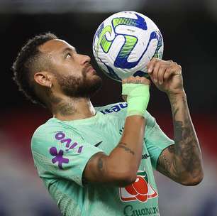 Neymar cai sobre a mão e dá susto em treino da seleção brasileira em Belém