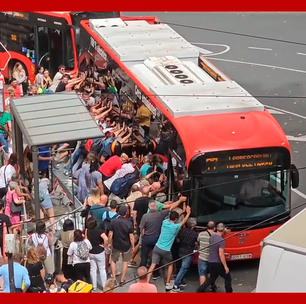 Idoso cai embaixo de ônibus e dezenas de pessoas levantam veículo para resgatá-lo