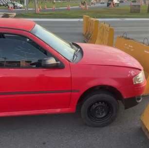 Motorista fura bloqueio para o 7 de Setembro e bate carro em mureta na Esplanada