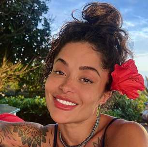 Aline Campos revela ataque de pássaro durante passeio de lancha: "Mordeu meu dedo"