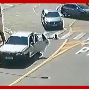 Criança cai de carro em movimento após porta se abrir no interior de SP