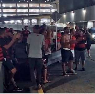 Torcedores do Flamengo protestam no aeroporto contra elenco e picham a Gávea