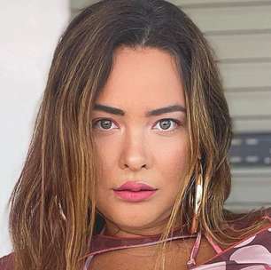 Geisy Arruda dá puxadinha no biquíni fio-dental em posição ousada e causa