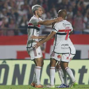 São Paulo vence o Corinthians no majestoso e se afasta do Z4