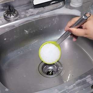 Como desentupir pias e ralos utilizando apenas sal grosso e água fervente