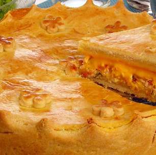 Torta de frango com cheddar: aprenda a fazer o empadão cremoso