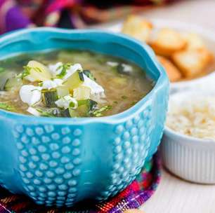 Sopa de cebola e abobrinha | Receita rápida e bem temperada