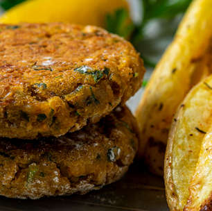 Hambúrguer vegano de ervilha empanado com farinha panko