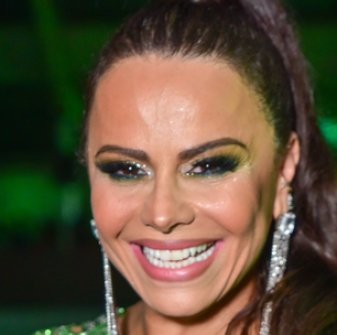 Viviane Araujo valoriza pernas torneadas em look para ensaio de Carnaval e é enaltecida: 'A suprema de todas as rainhas'