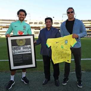 Presidente do Peñarol presenteia CBF e relembra o dia em que o Brasil vestiu a camisa do clube uruguaio
