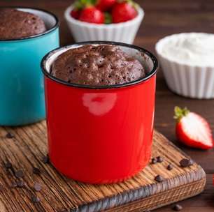 Bolo de caneca de chocolate de micro-ondas fácil e rápido