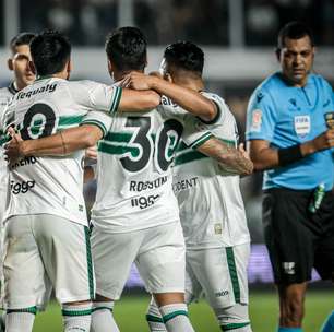 Árbitro de Santos e Coritiba vai contra VAR e marca pênalti duvidoso em vitória do Peixe; veja o vídeo